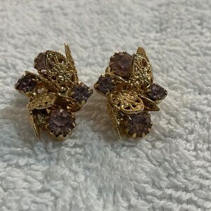 🌼Vintage 60’s🌼 Gold-Tone Purple Crystal Floral Clip-On Earrings